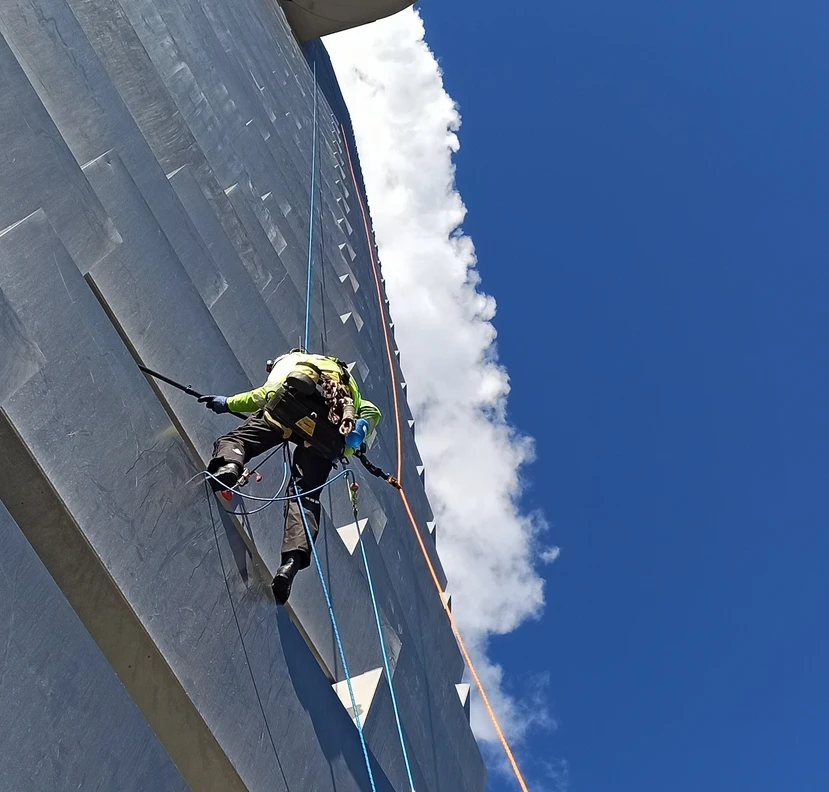 Rope access tekniker udfører arbejde i højden på en bygning