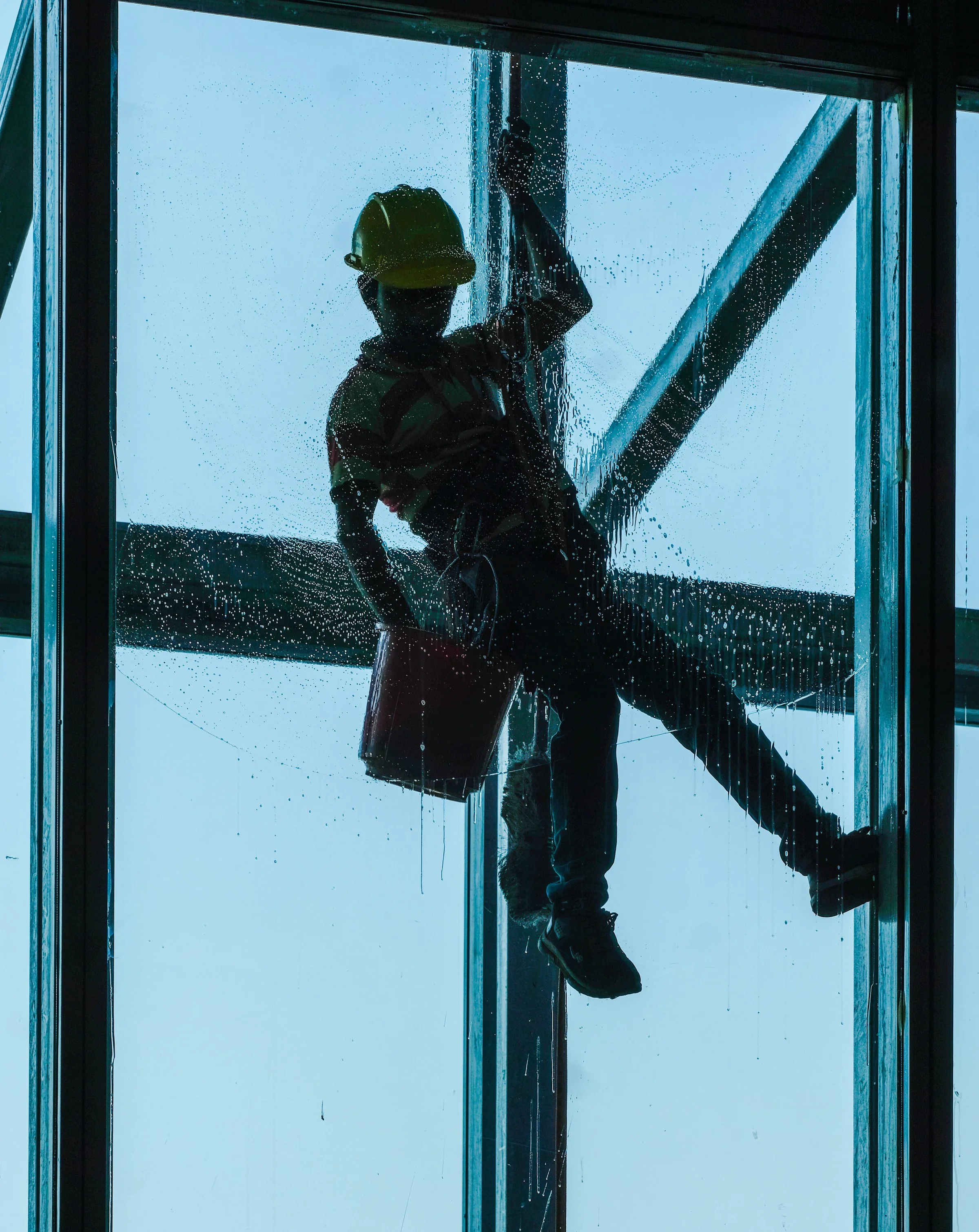 Vinduesvask under arbejde indefra tæt pa rope access tekniker