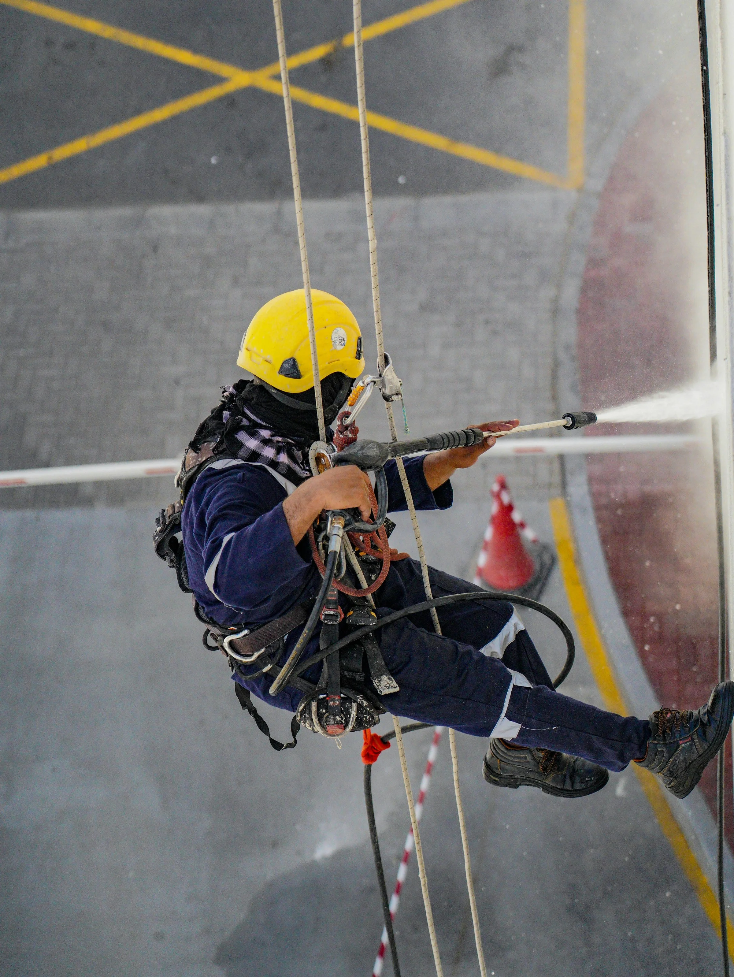 Mand rope access facade hojtryks spuling under arbejde
