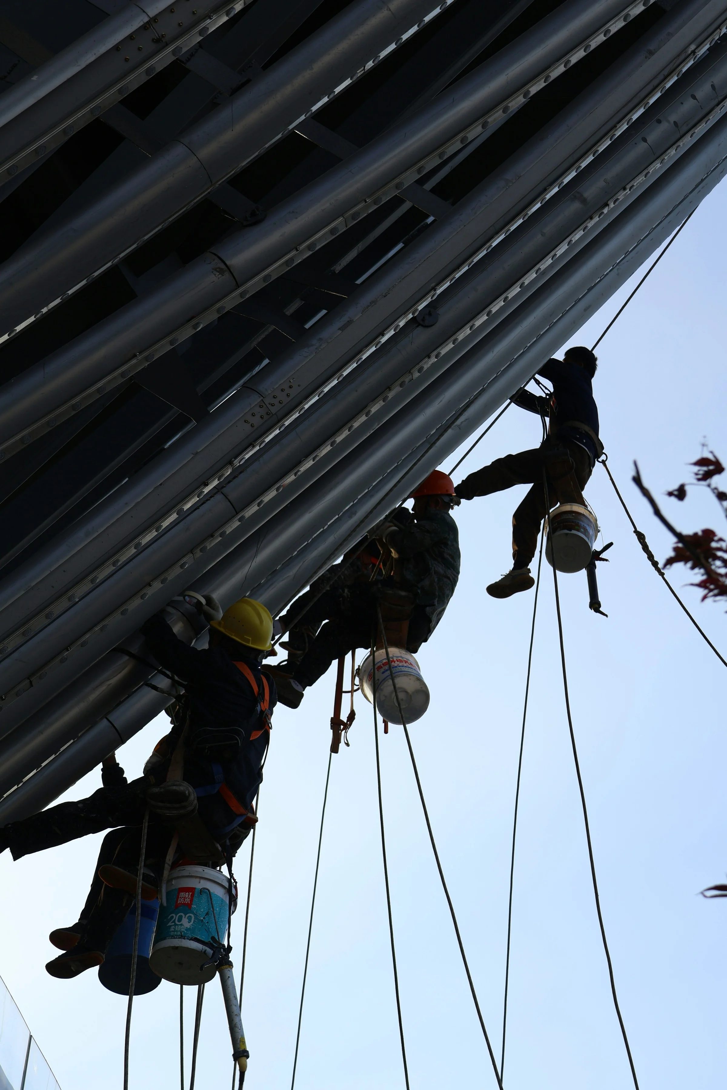 Rope access teknikere fugearbejde under arbejde set nedefra