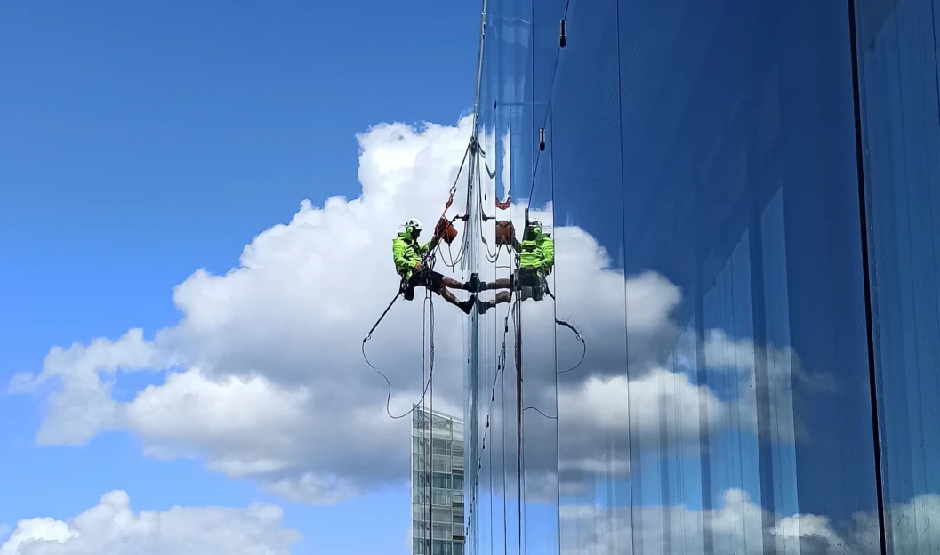Rope access teknikere vasker vinduer på Axel Towers i København